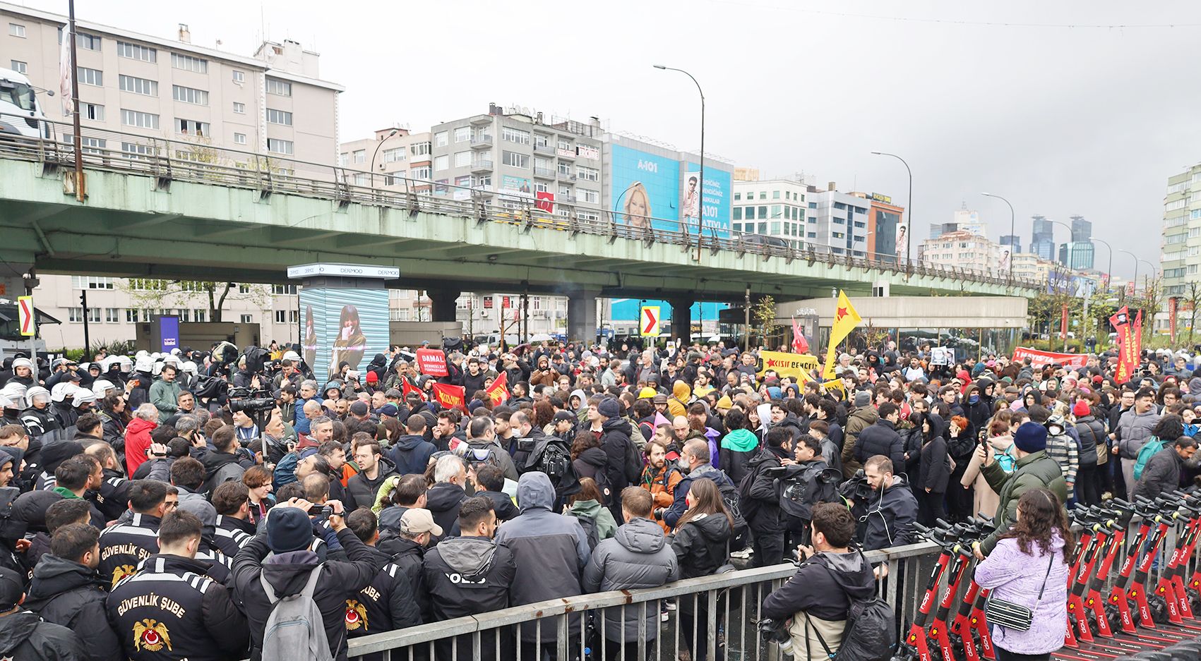 Taksim’e Yürümek İsteyenlere Polis Müdahalesi: Mecidiyeköy’de Abluka ve Yüzlerce Gözaltı / Video