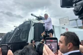 CHP Genel Merkezi’ne Polis Müdahalesi: Özgür Özel ve Binlerce Kişi Meclis’e Yürüdü