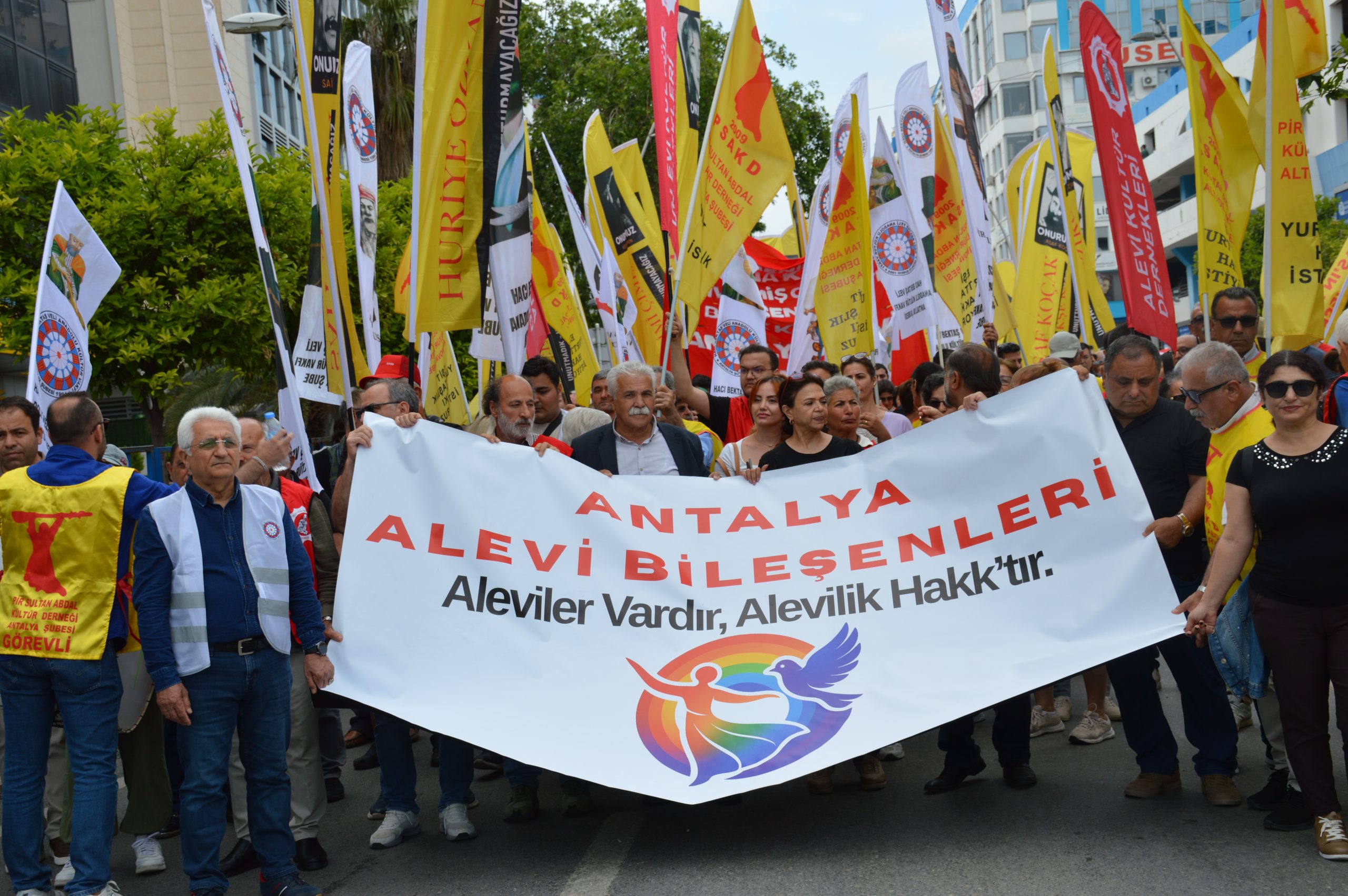 Antalya’da 1 Mayıs Coşkusu: Emekçiler Cumhuriyet Meydanı’nda Buluştu