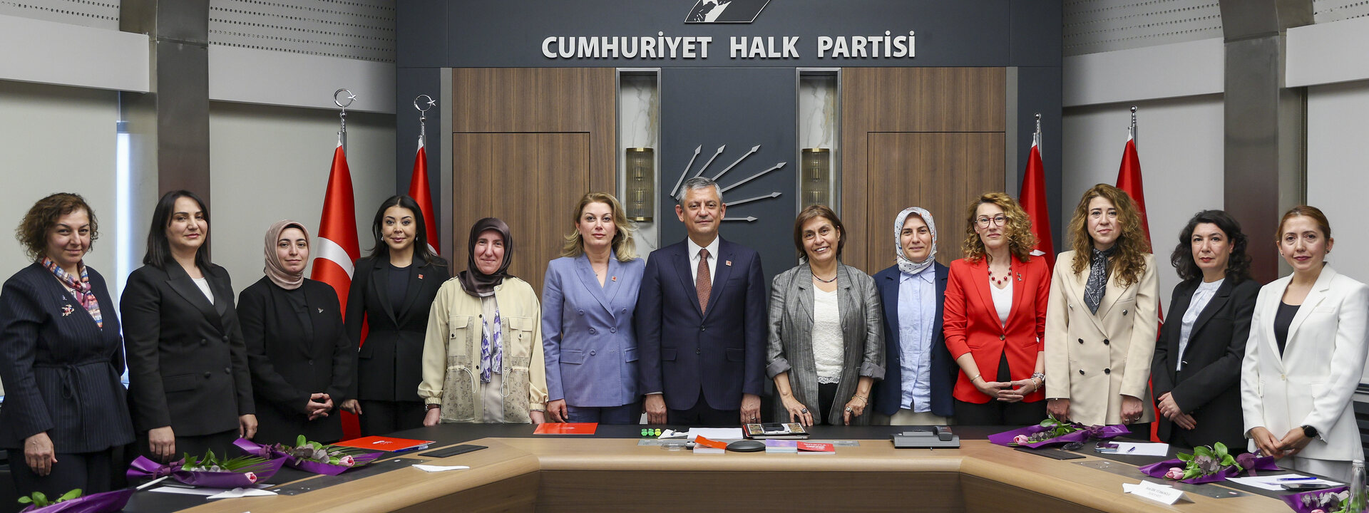 CHP Genel Başkanı Özgür Özel, Kadın Siyasetçiler Heyetiyle Bir Araya Geldi