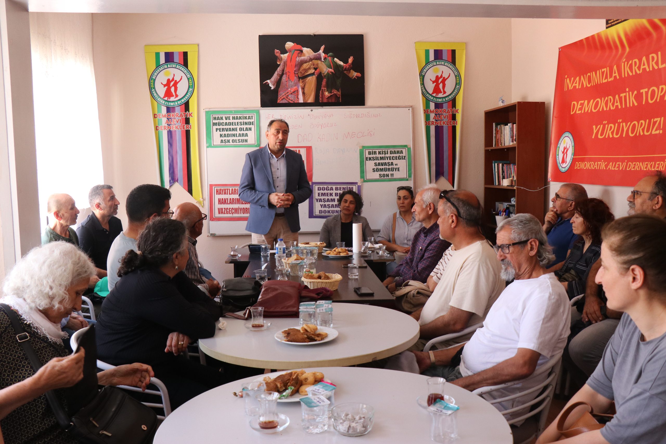 DAD İzmir’de “Demokratik Toplum ve Barış Sürecinde Aleviler” Buluşması Düzenlendi