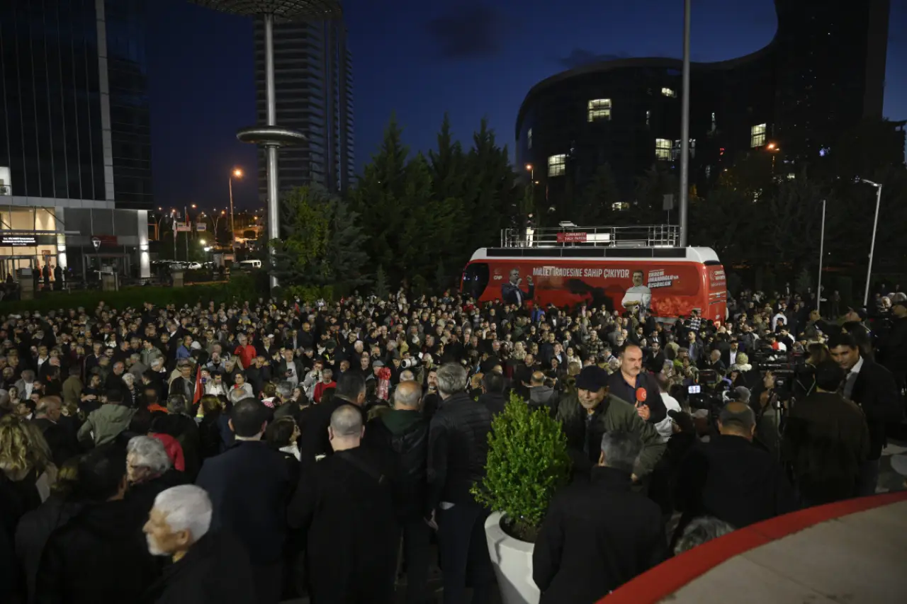 “Mutlak Butlan” Kararına Türkiye’nin Dört Bir Yanından Tepki: Yurttaşlar CHP Binaları Önünde Toplandı