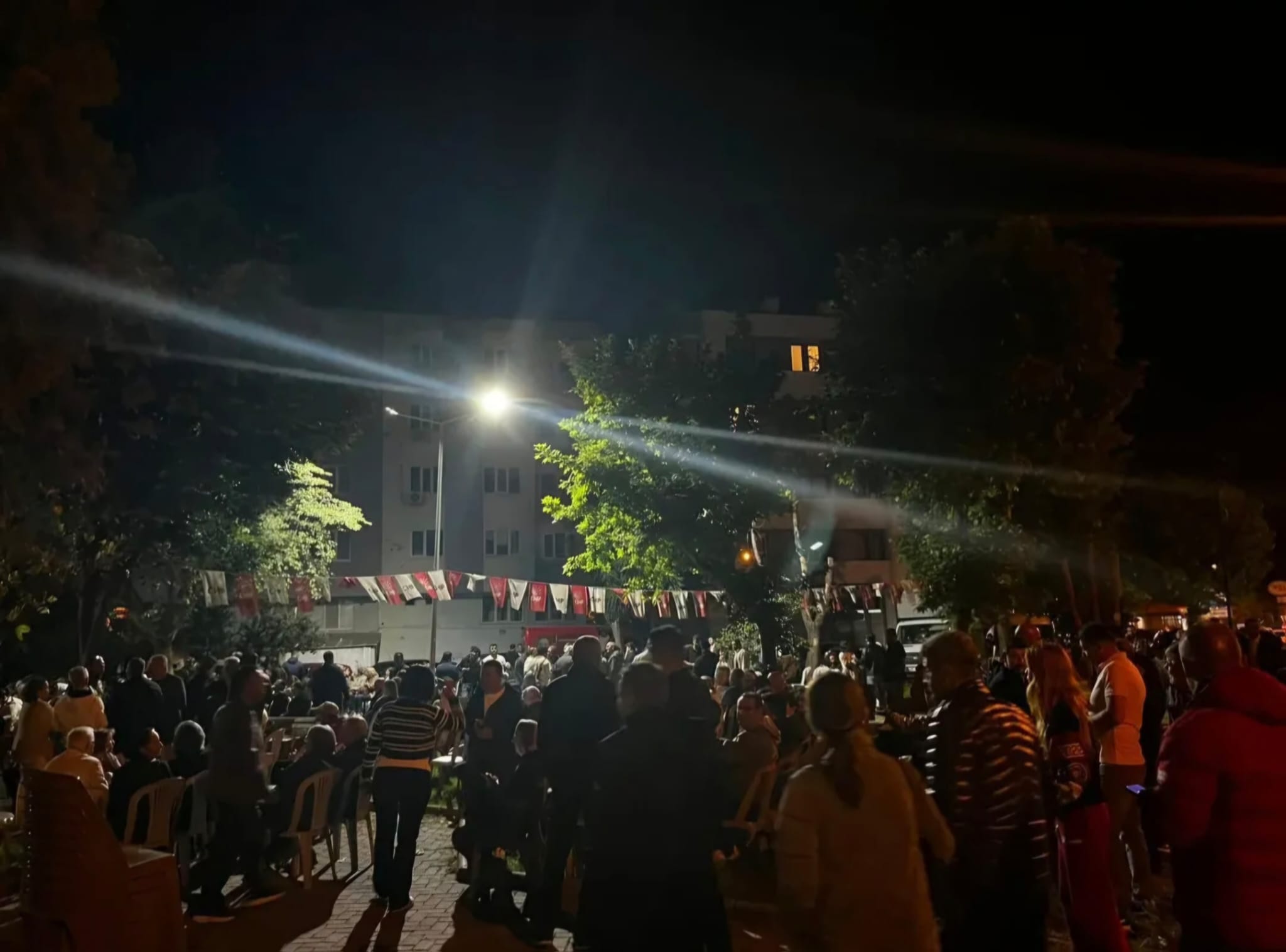 Muğla’da CHP İl Binası Önünde Toplandılar: Ankara’daki Gelişmeler Dev Ekrandan Takip Ediliyor